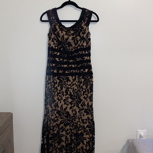 Lace formal gown - Picture 4 of 8